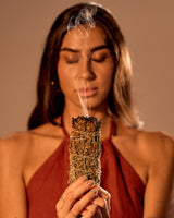 Bild von Karma Model mit rauchendem Salbei für spirituelle Reinigung