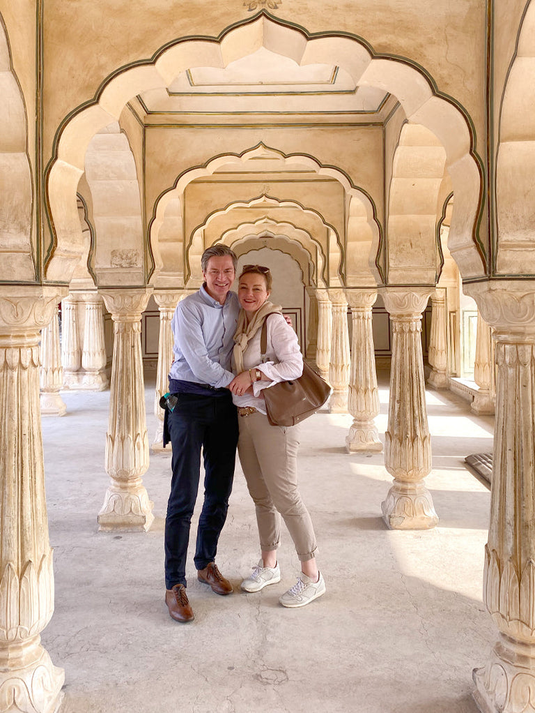 Bild von Kay Victoria und Gründer in Indien vor Taj Mahal
