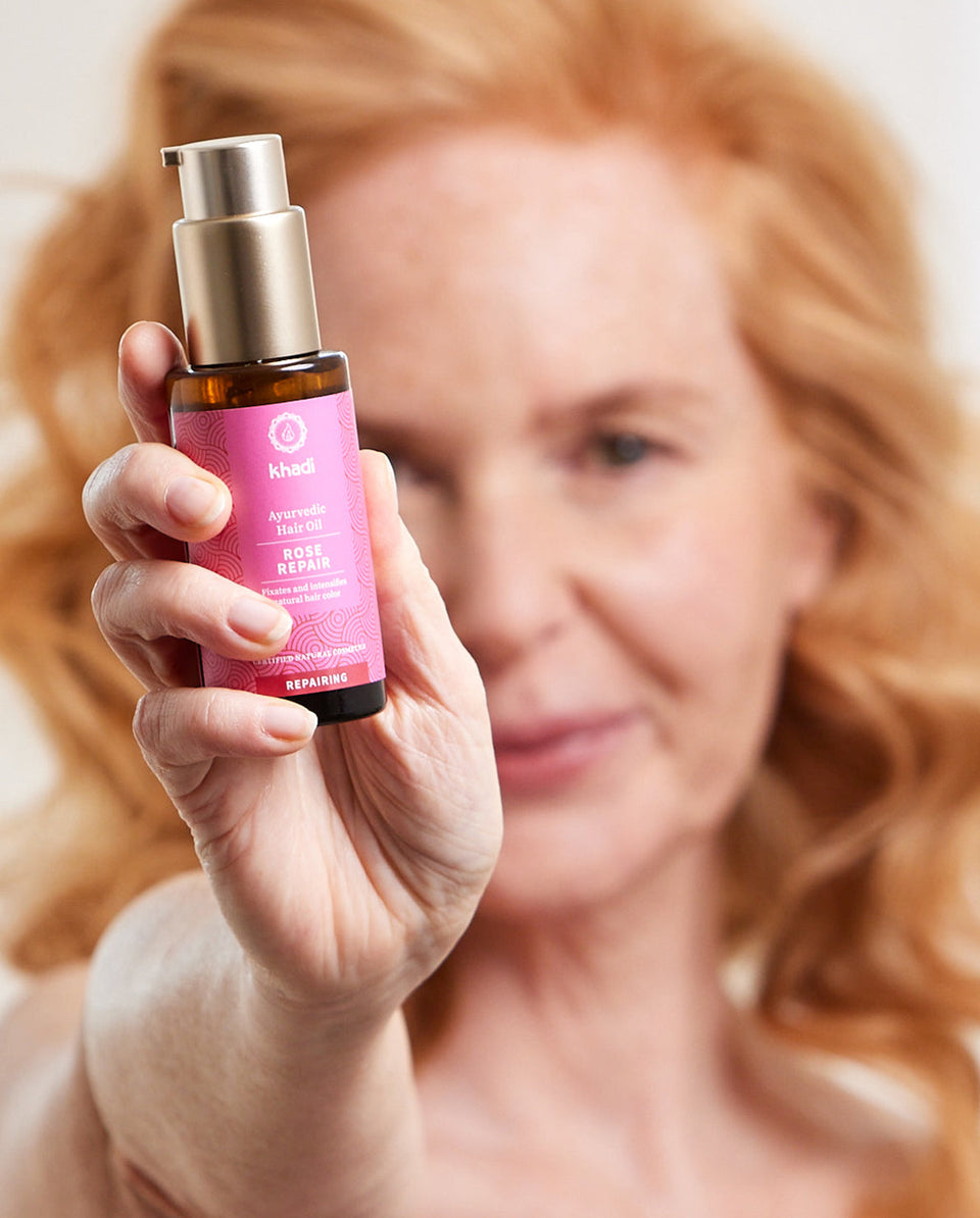 Bild von rose Conditioner, Model hält das Produkt