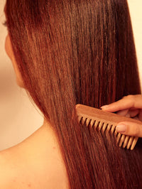 Model mit Haaren und Khadi Conditioner – WebP Bild