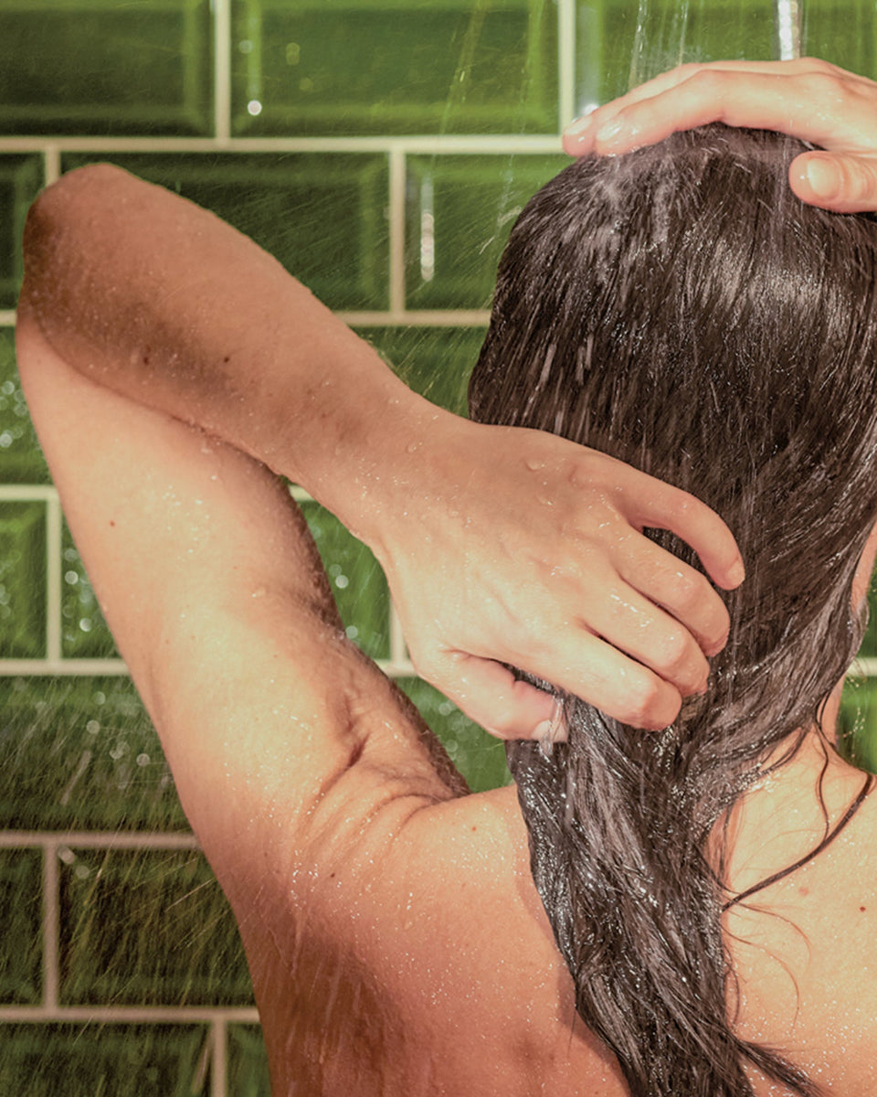 Conditioner für bessere Kämmbarkeit, Model mit Khadi Haarpflege