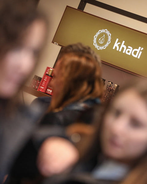 Bild von Offenheit, Spirituelles Ayurveda und Menschen im Khadi Store