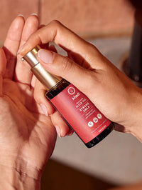 Bild von strong amla Haar- und Kopfhautöl, Model hält das Produkt