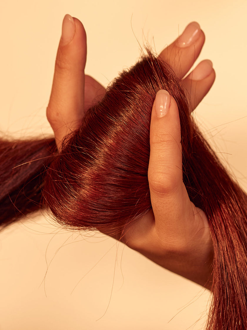 Bild von strong amla Haar- und Kopfhautöl, Model zeigt das Produkt